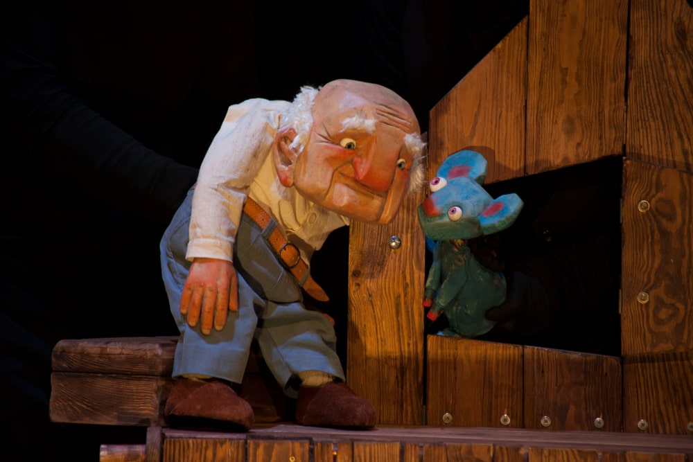 fotografia dwóch lalek teatralnych starego mężczyzny i myszy